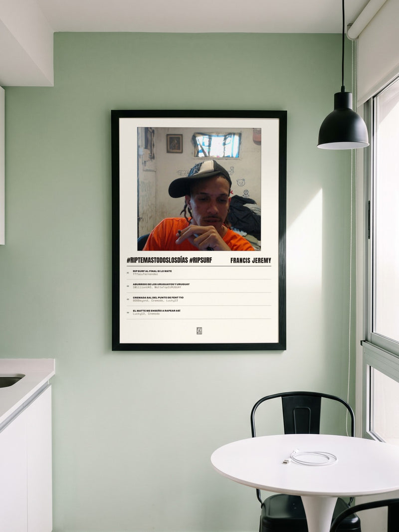 Póster de #RIPTEMASTODOSLOSDÍAS #RIPSURF de Francis Jeremy enmarcado en una pared, en un ambiente distinto