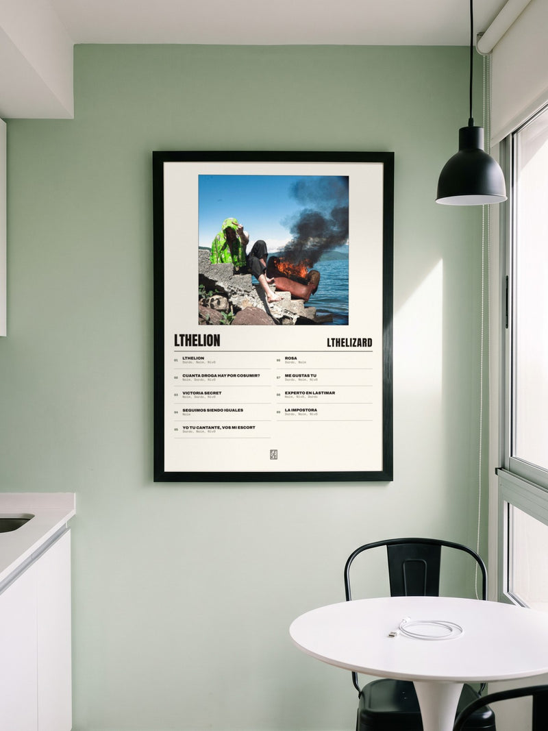 Póster de LtheLion de Lthelizard enmarcado en una pared, en un ambiente distinto