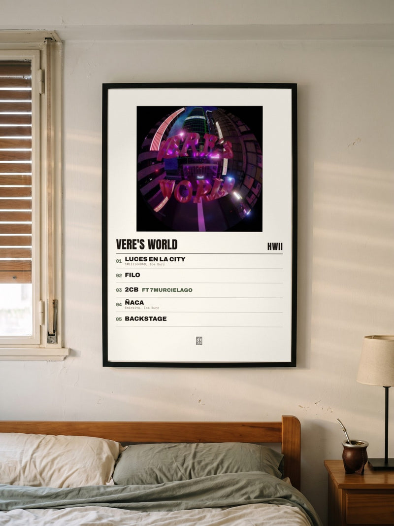 Póster de Vere's World de Hwii enmarcado en una pared, en un ambiente distinto