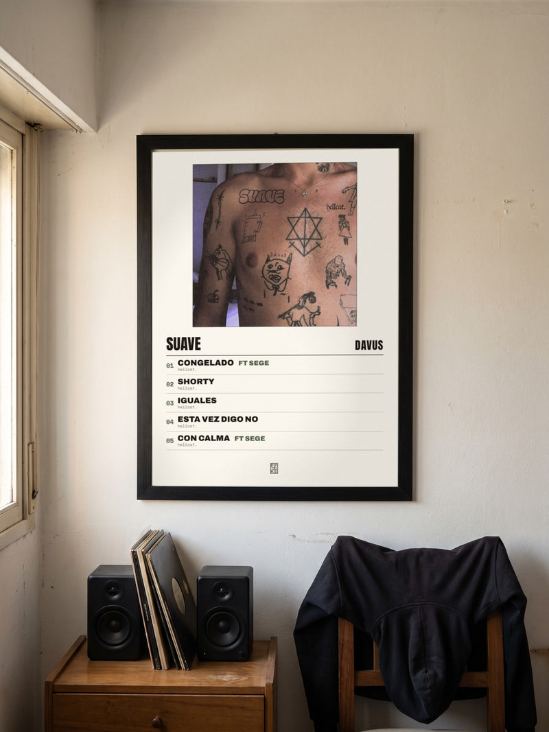 Póster de Suave de Davus enmarcado en una pared, en un ambiente distinto