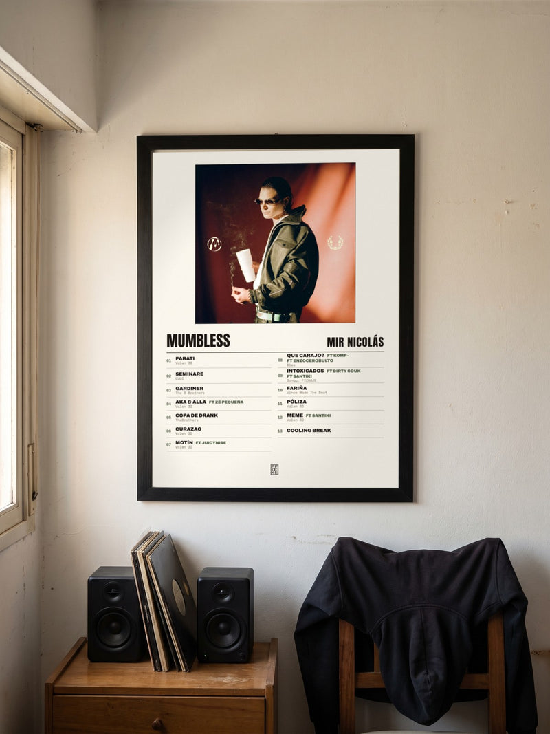 Póster de MUMBLESS de Mir Nicolás enmarcado en una pared, en un ambiente distinto