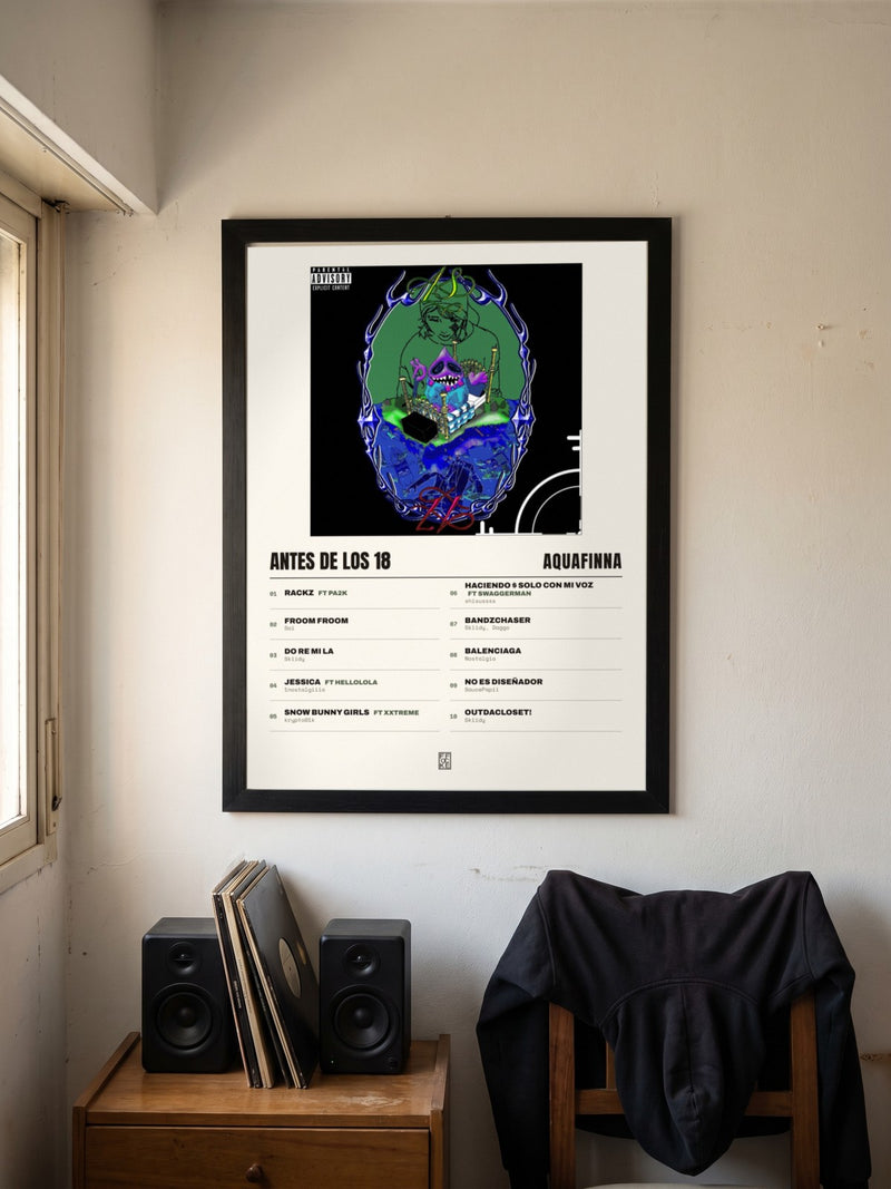 Póster de Antes De Los 18 de AQUAFINNA enmarcado en una pared, en un ambiente distinto