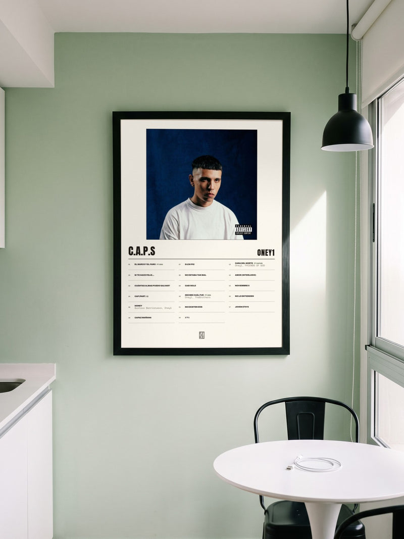Póster de C.A.P.S de Oney1 enmarcado en una pared, en un ambiente distinto