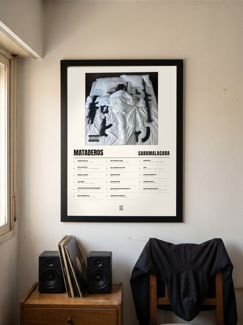 Póster de MATADEROS de Saramalacara enmarcado en una pared, en un ambiente distinto