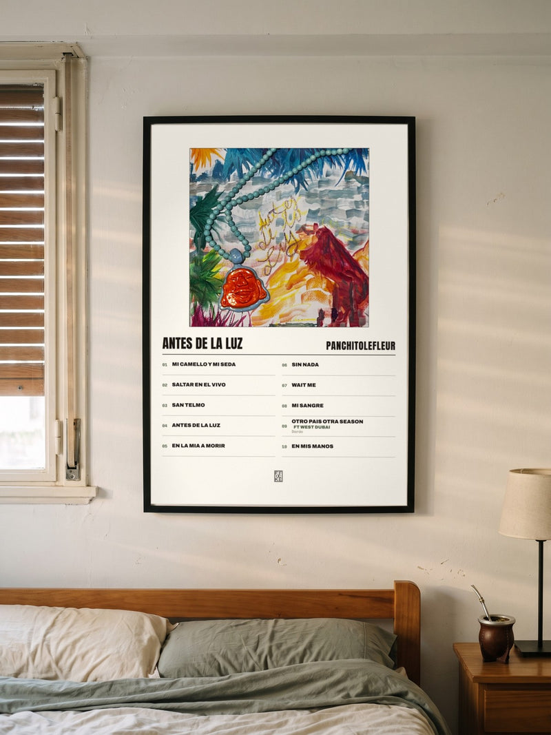 Póster de ANTES DE LA LUZ de PanchitoLeFleur enmarcado en una pared, en un ambiente distinto