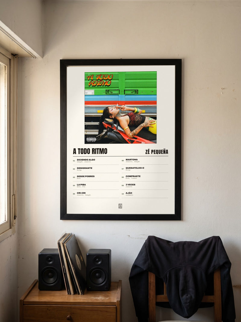 Póster de A Todo Ritmo de Zé Pequeña enmarcado en una pared, en un ambiente distinto