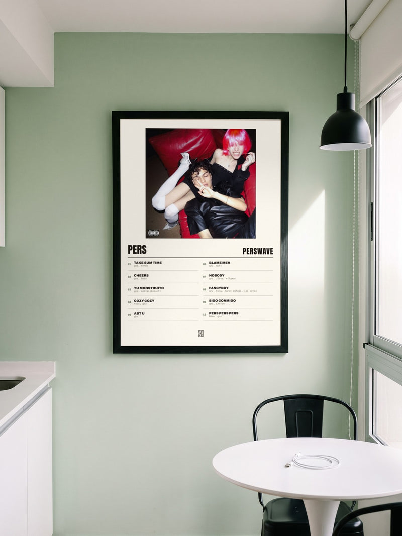 Póster de Pers de Perswave enmarcado en una pared, en un ambiente distinto