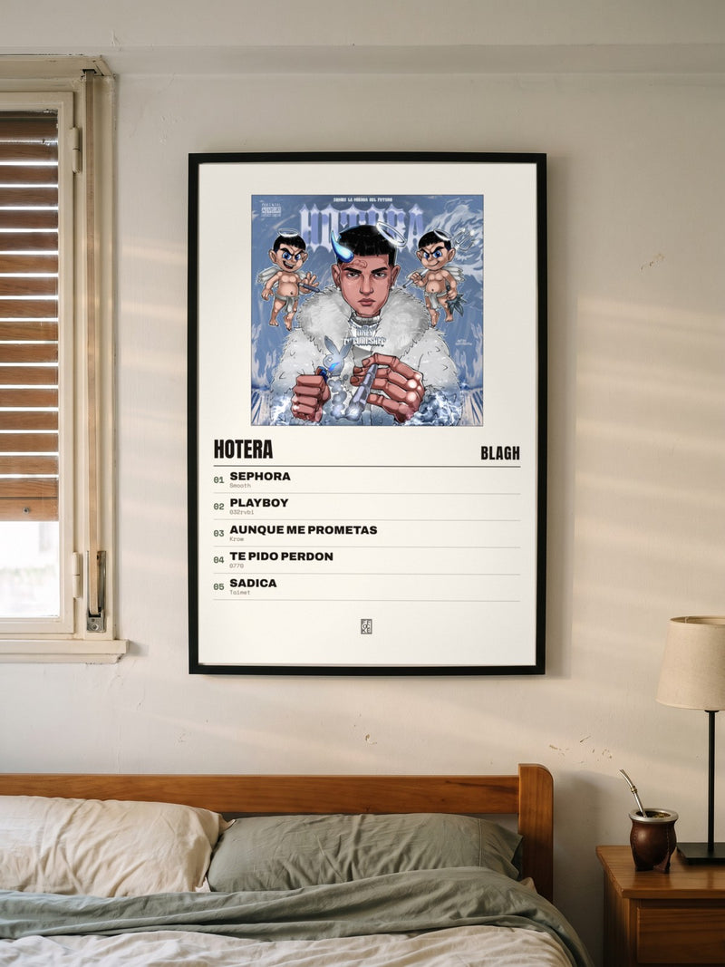 Póster de HOTERA de Blagh enmarcado en una pared, en un ambiente distinto