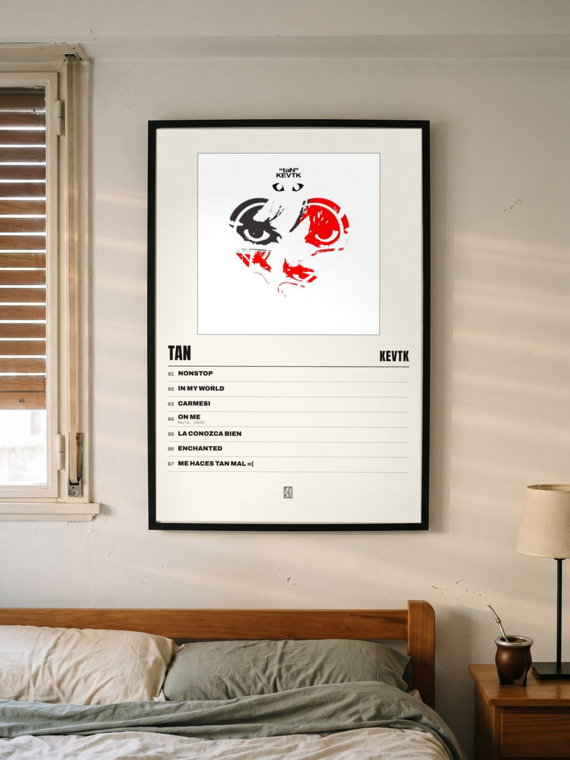Póster de taN de KevTK enmarcado en una pared, en un ambiente distinto