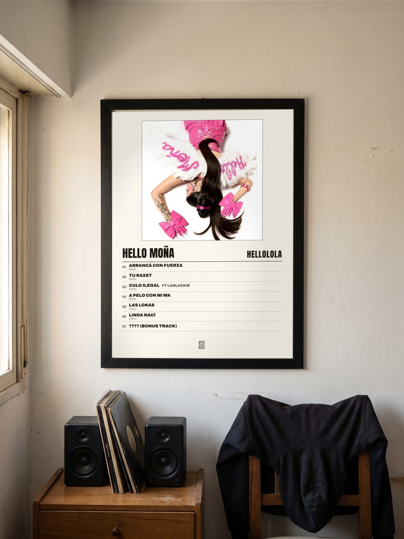 Póster de HELLO MOÑA de HELLOLOLA enmarcado en una pared, en un ambiente distinto