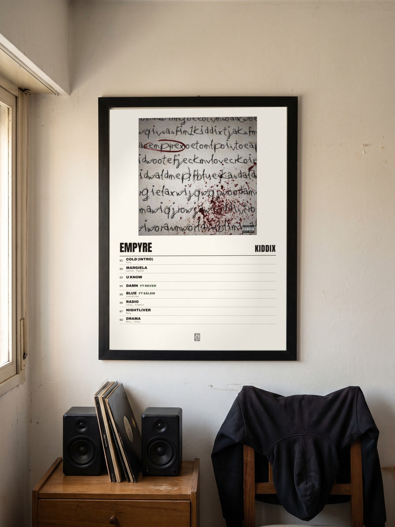 Póster de Empyre de KiddiX enmarcado en una pared, en un ambiente distinto