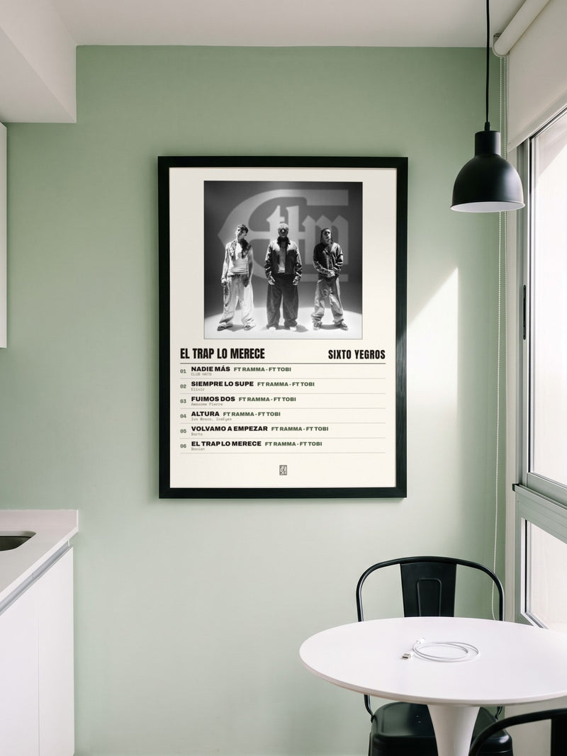 Póster de EL TRAP LO MERECE de Sixto Yegros enmarcado en una pared, en un ambiente distinto