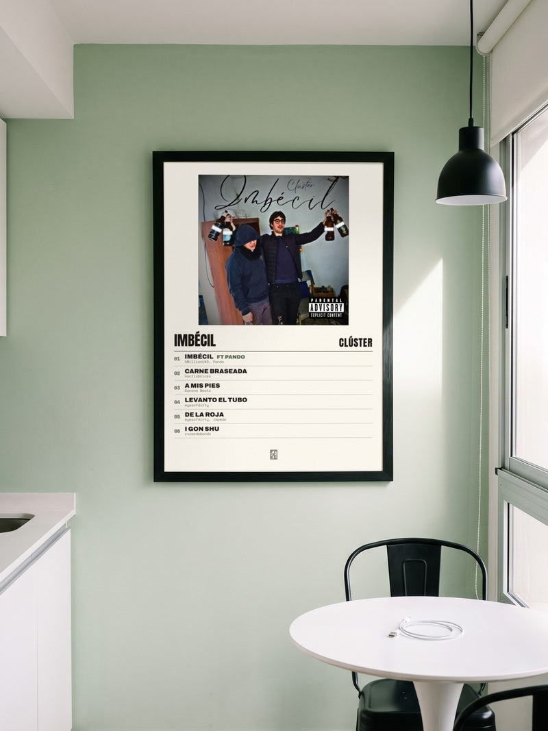 Póster de Imbécil de Clúster enmarcado en una pared, en un ambiente distinto