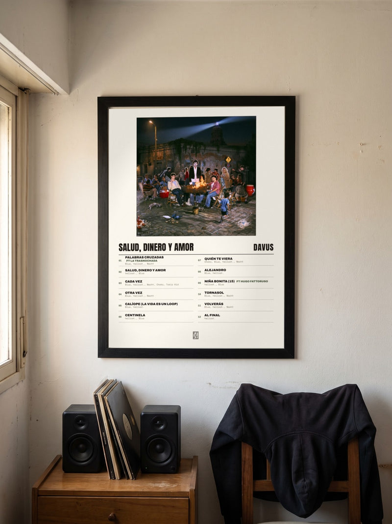 Póster de Salud, Dinero y Amor de Davus enmarcado en una pared, en un ambiente distinto