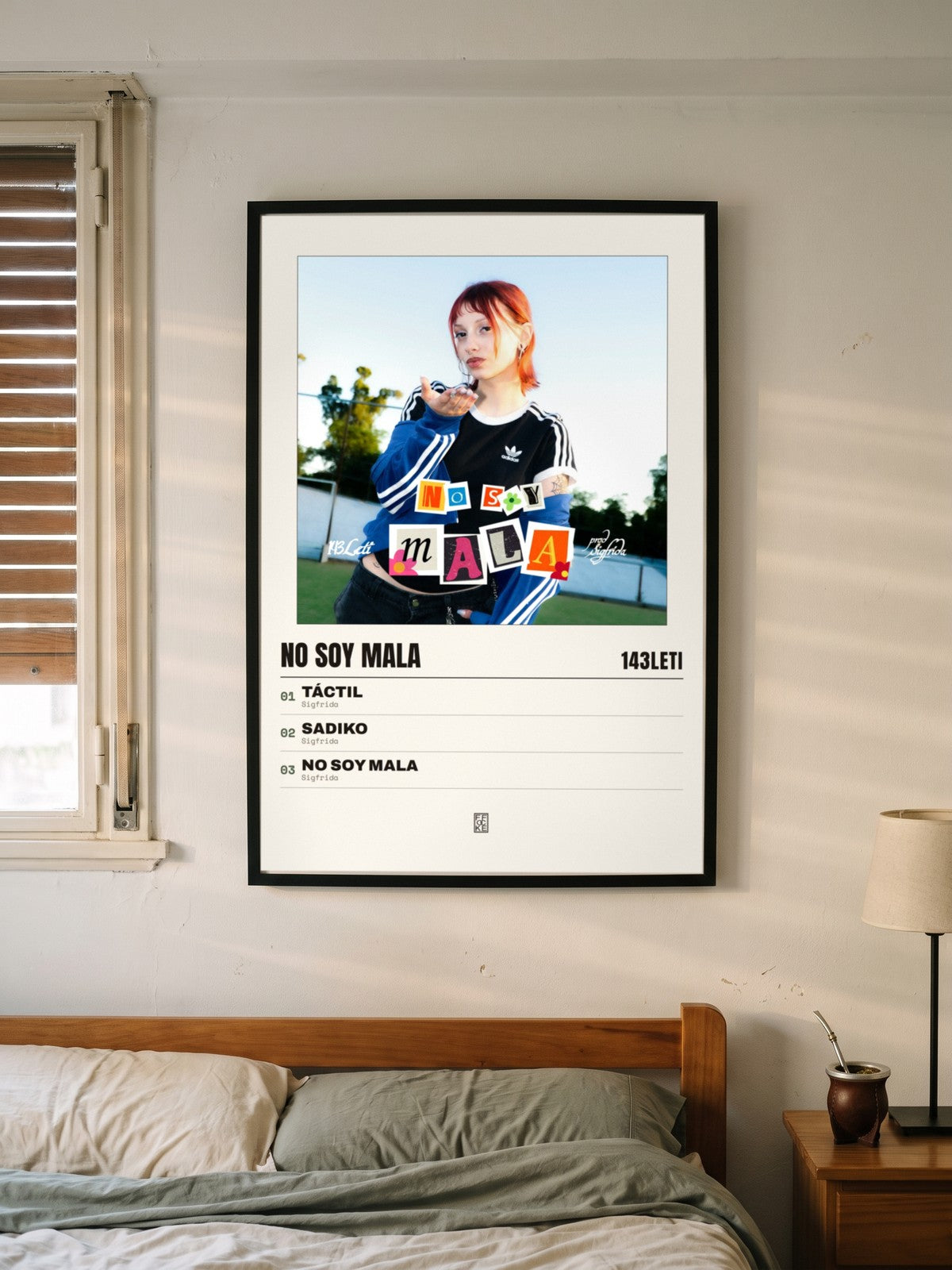 Póster de No Soy Mala de 143LETI enmarcado en una pared