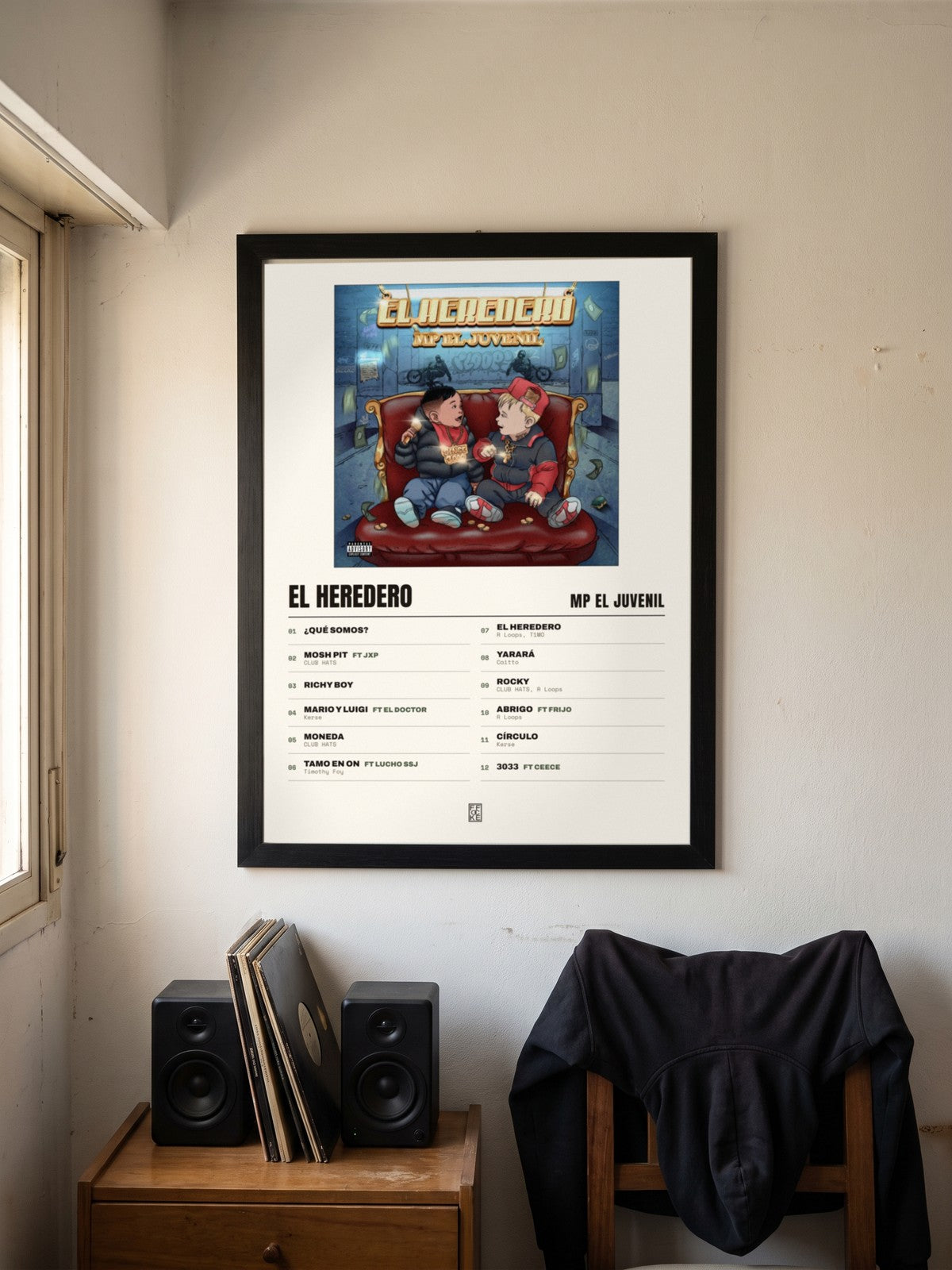 Póster de El Heredero de MP El Juvenil enmarcado en una pared