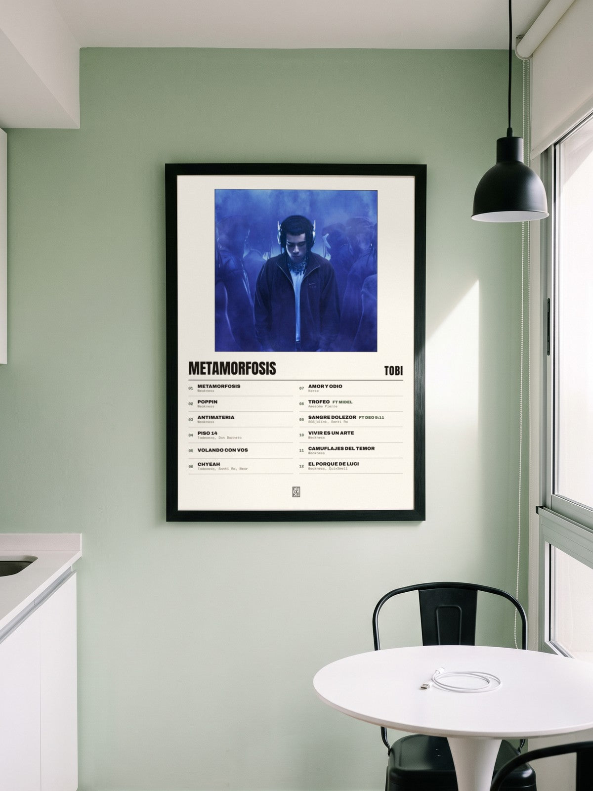 Póster de METAMORFOSIS de Tobi enmarcado en una pared