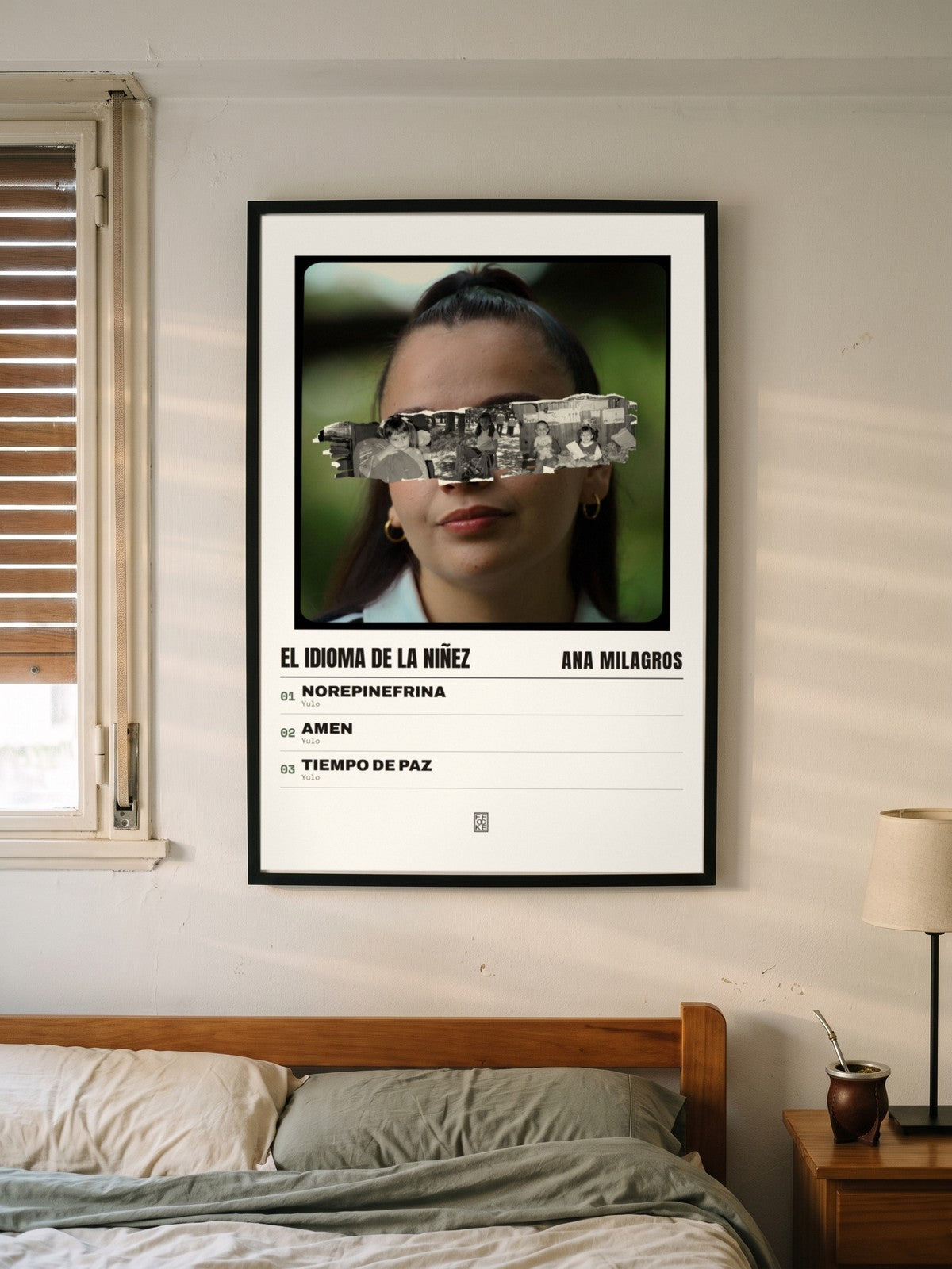 Póster de EL IDIOMA DE LA NIÑEZ de Ana Milagros enmarcado en una pared