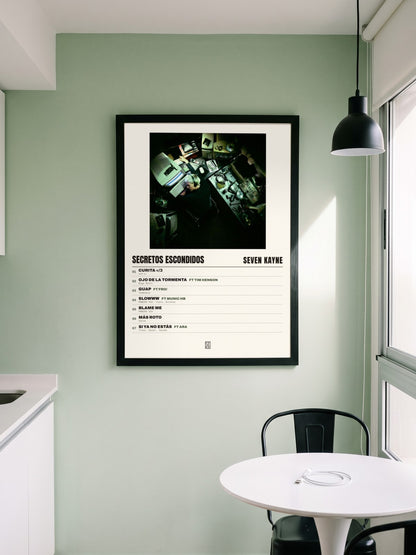 Póster de Secretos Escondidos de Seven Kayne enmarcado en una pared