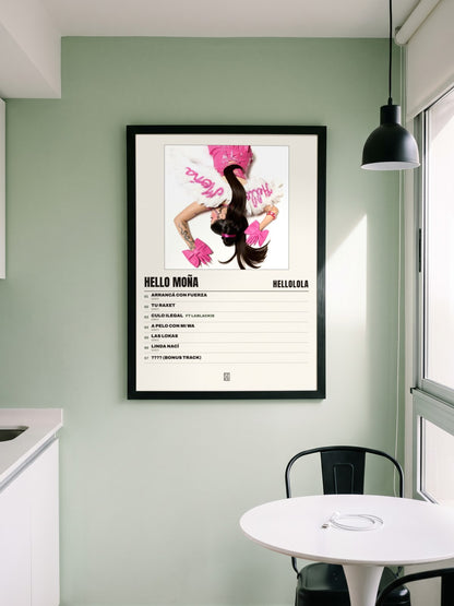 Póster de HELLO MOÑA de HELLOLOLA enmarcado en una pared