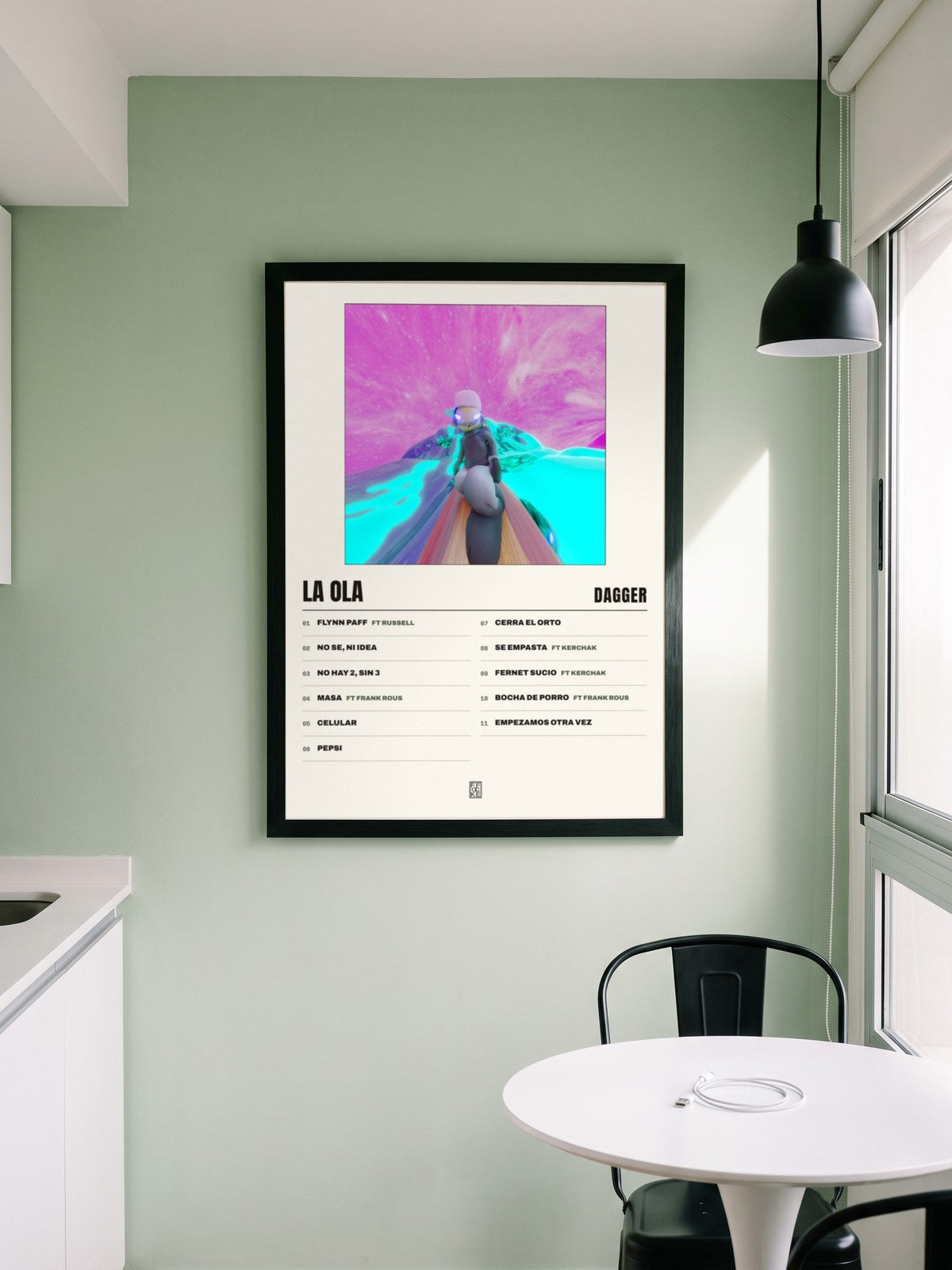 Póster de La Ola de Dagger enmarcado en una pared