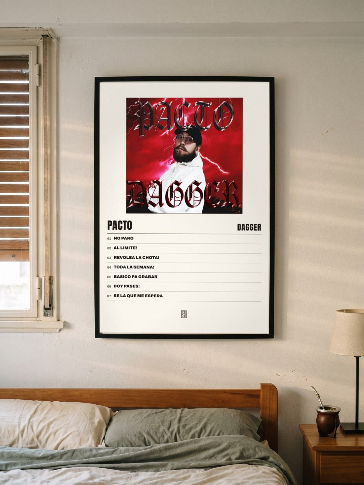 Póster de Pacto de Dagger enmarcado en una pared