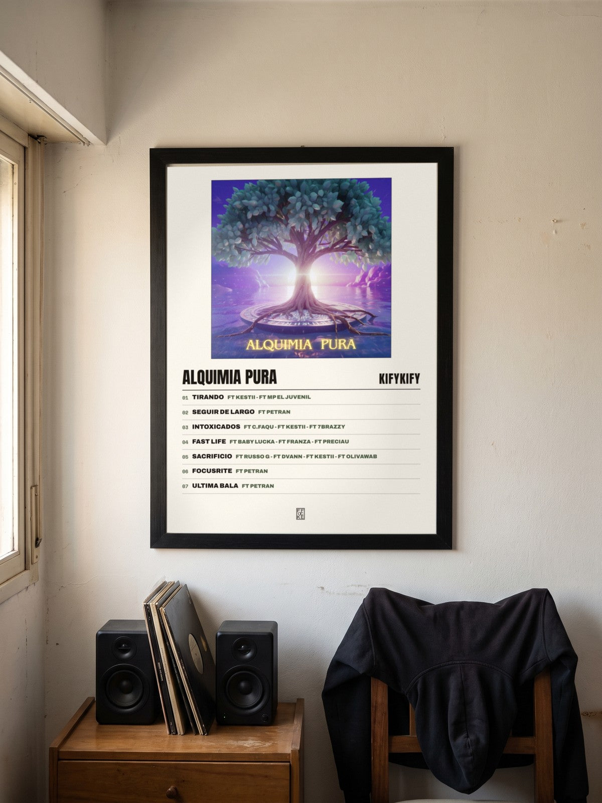 Póster de Alquimia Pura de Kifykify enmarcado en una pared