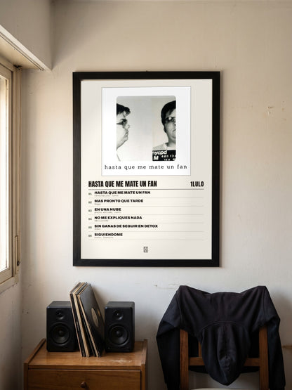 Póster de HASTA QUE ME MATE UN FAN de 1lulo enmarcado en una pared
