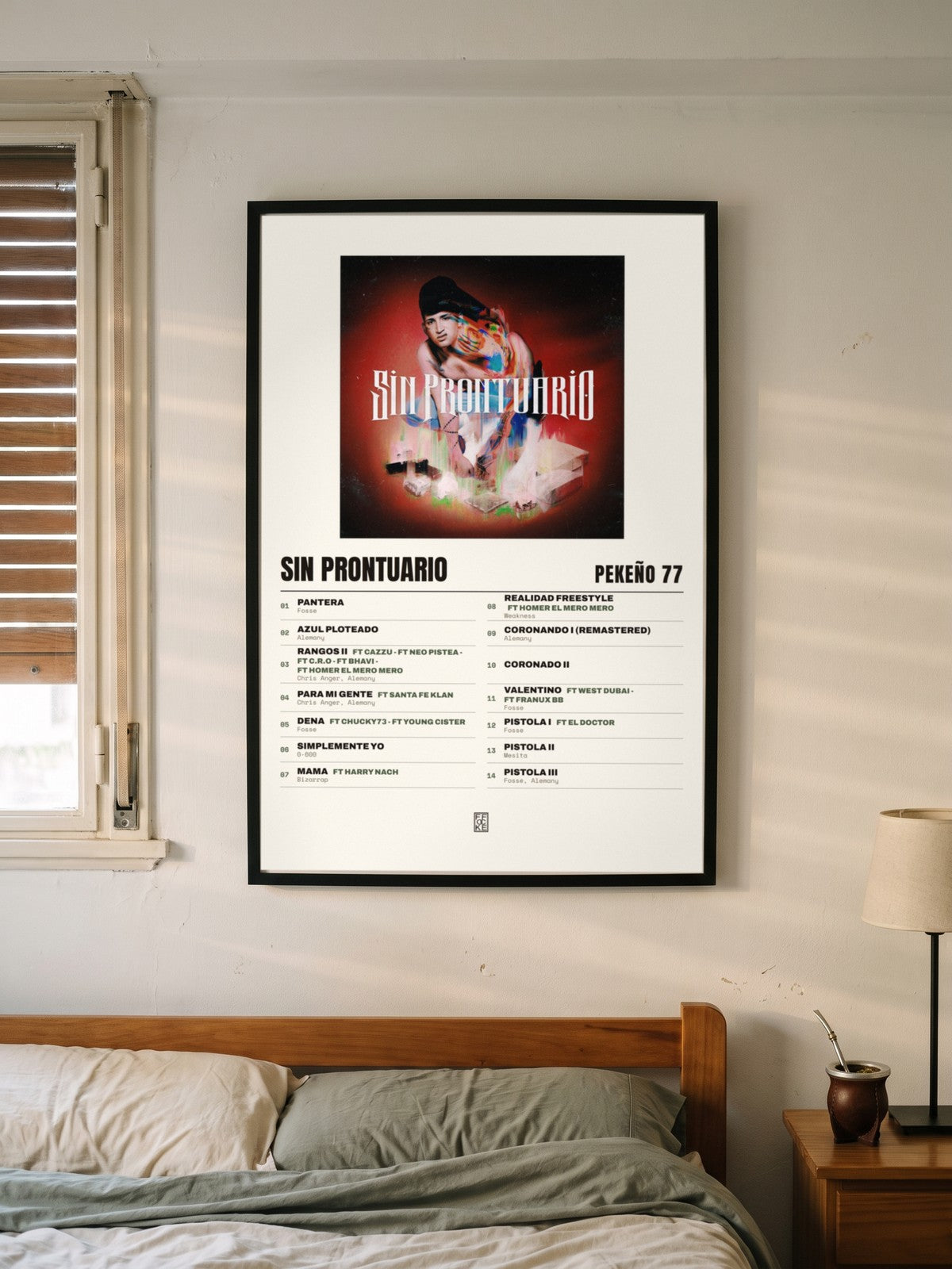 Póster de SIN PRONTUARIO de Pekeño 77 enmarcado en una pared