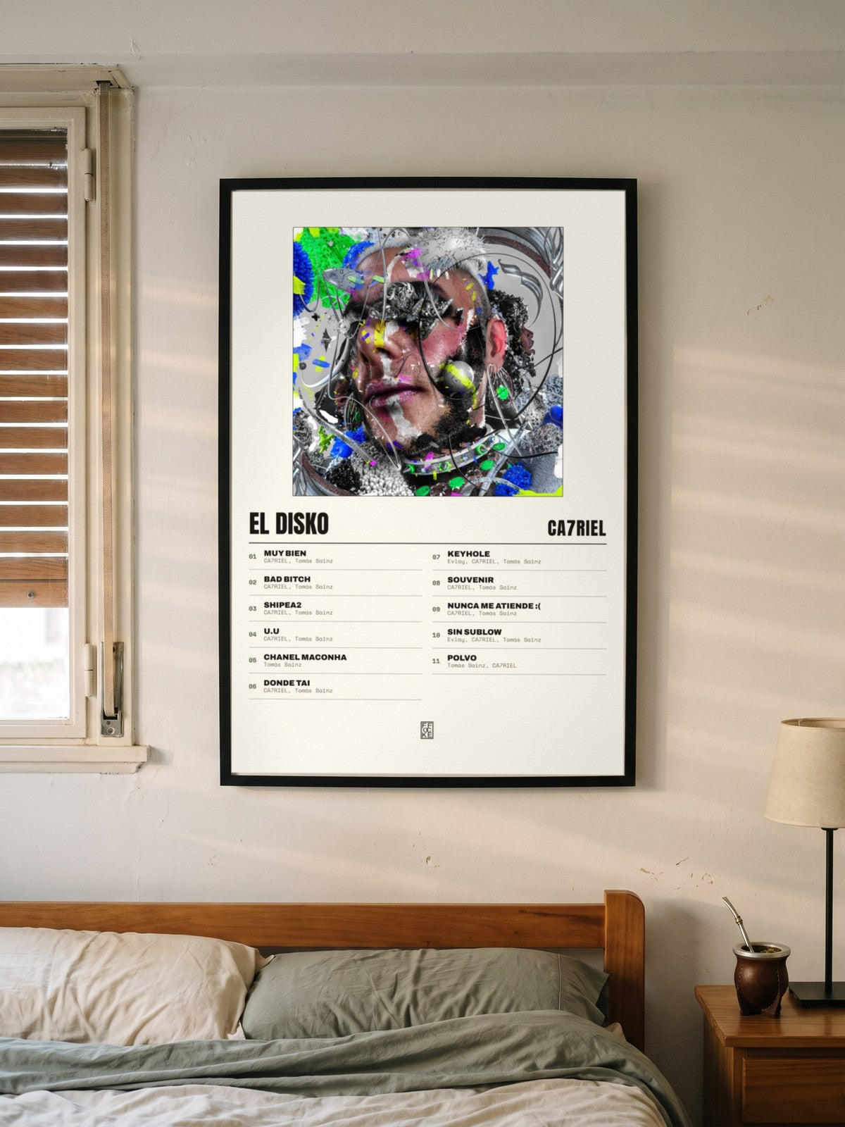 Póster de EL DISKO de CA7RIEL enmarcado en una pared