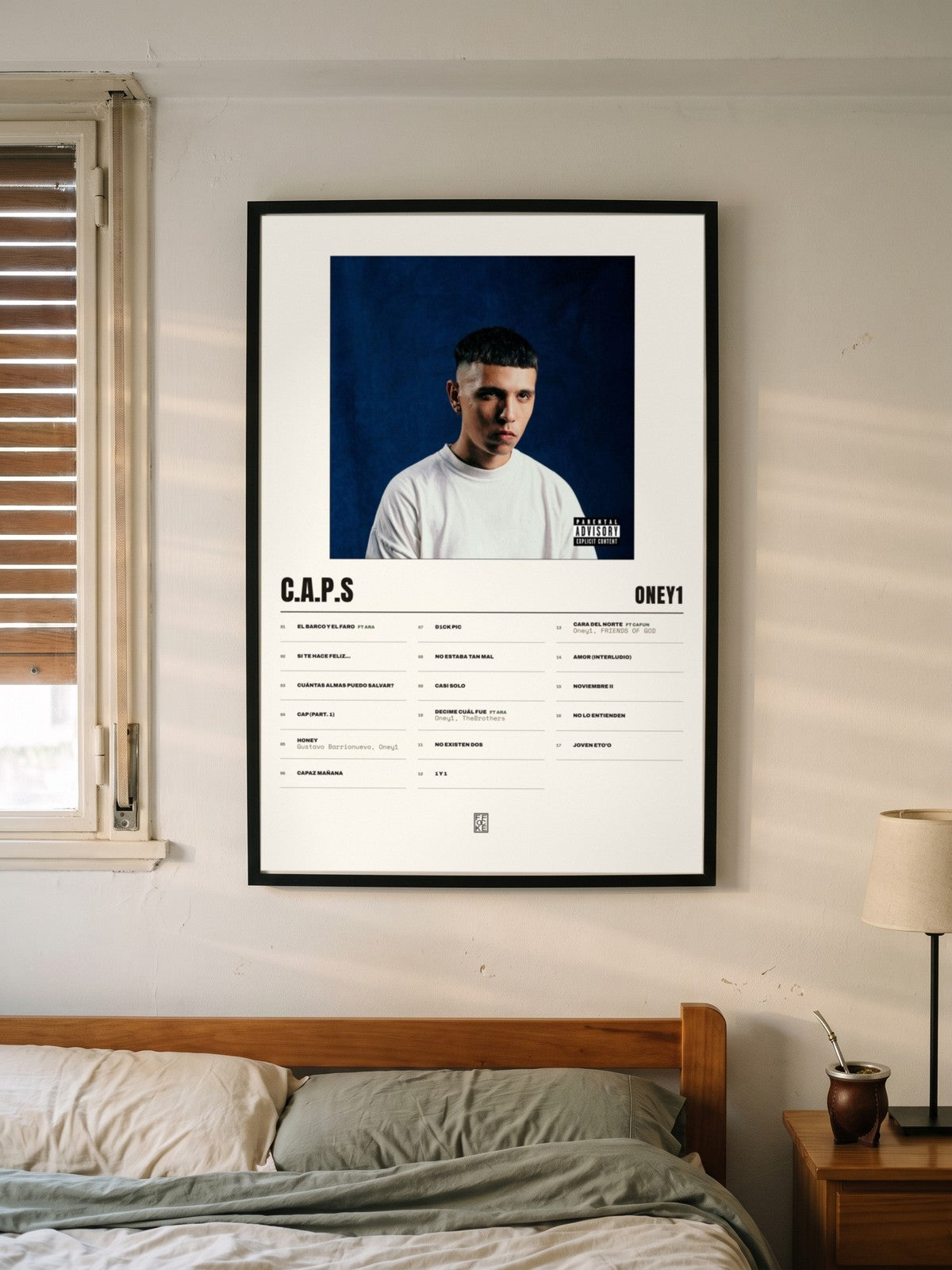 Póster de C.A.P.S de Oney1 enmarcado en una pared
