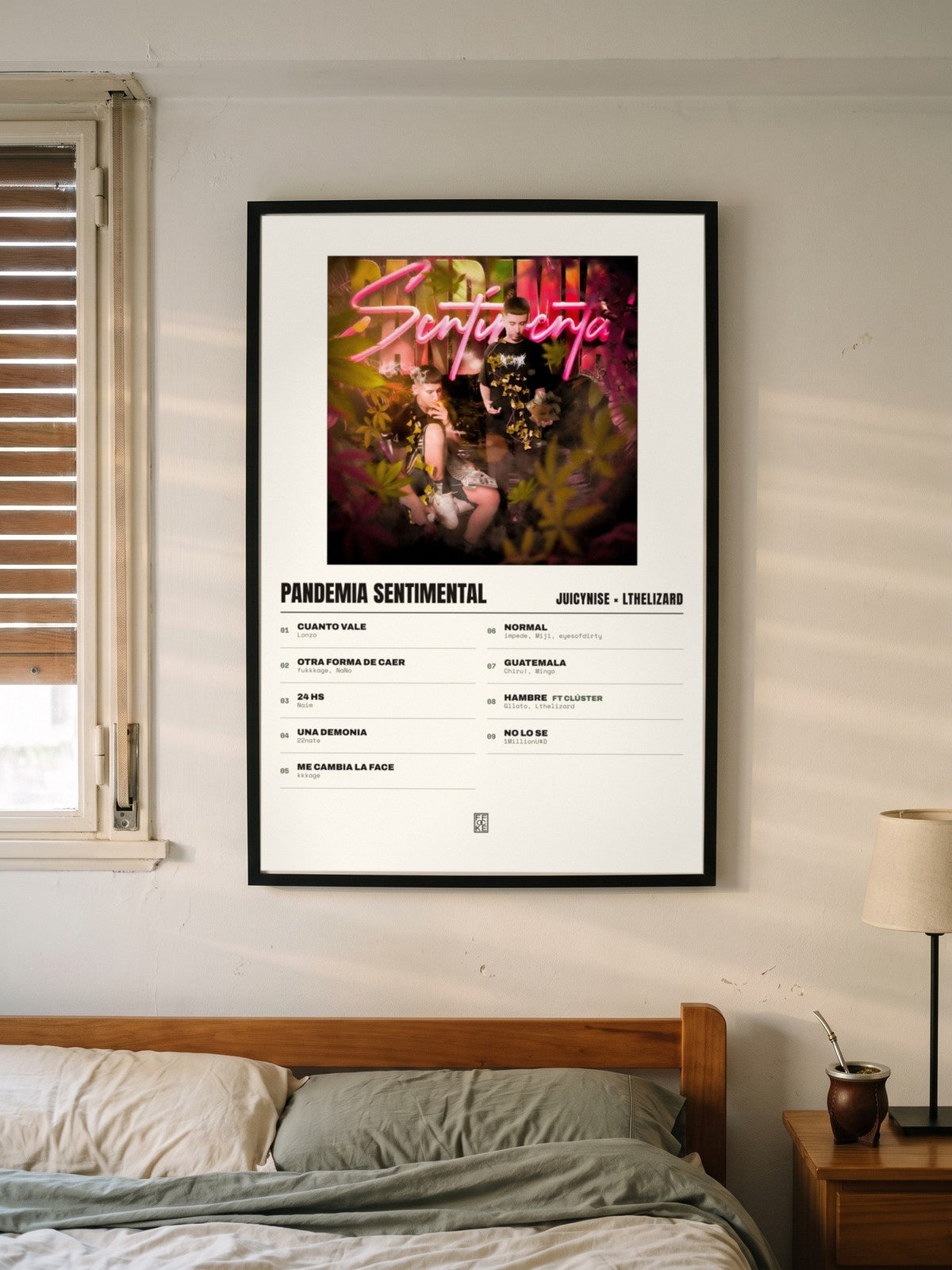 Póster de Pandemia Sentimental de JuicyNise × Lthelizard enmarcado en una pared