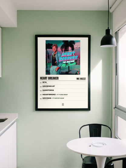 Póster de Heart Breaker de MC Buzzz enmarcado en una pared