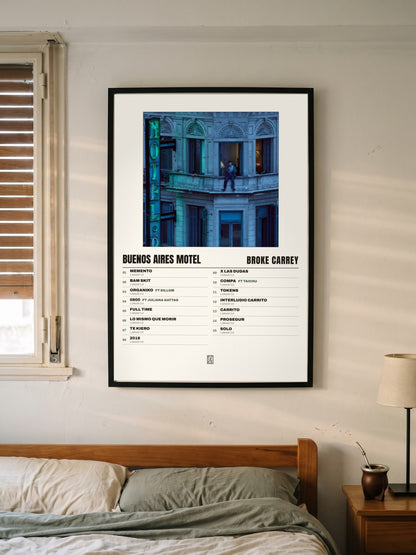 Póster de BUENOS AIRES MOTEL de Broke Carrey enmarcado en una pared