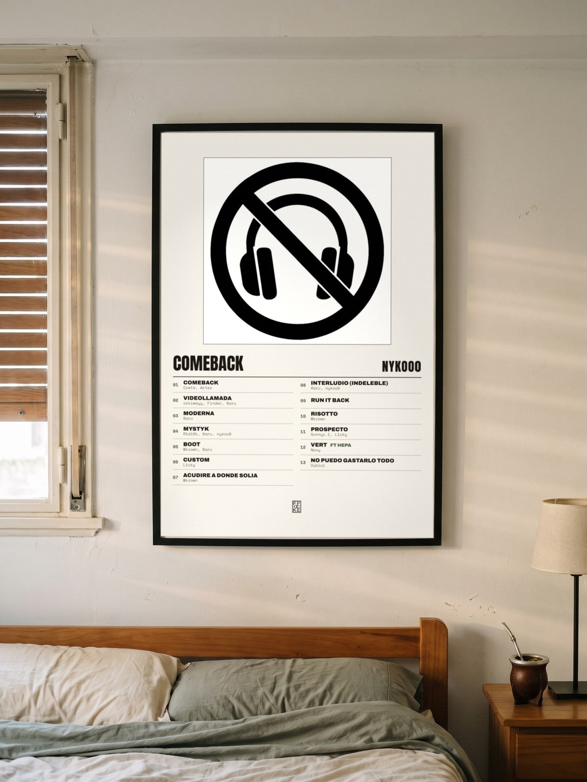 Póster de COMEBACK de nykoo0 enmarcado en una pared