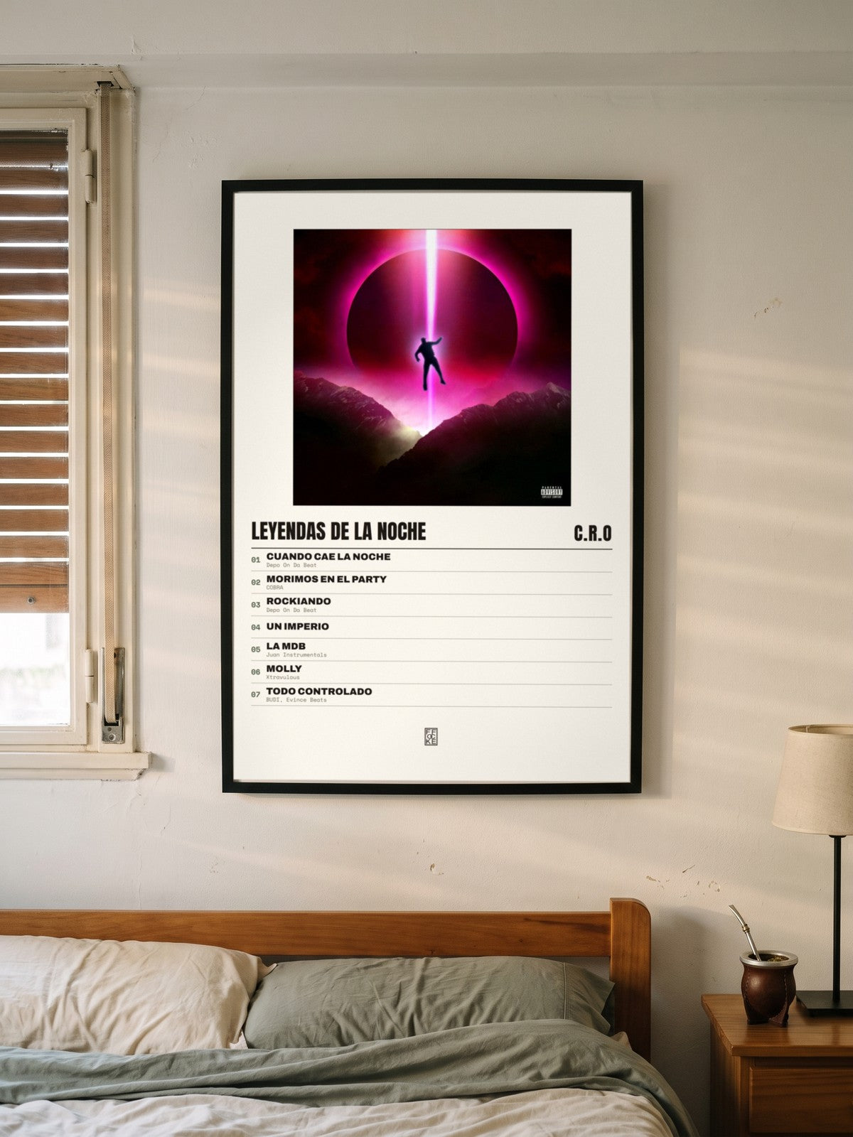 Póster de Leyendas de la Noche de C.R.O enmarcado en una pared