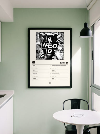 Póster de NEO de Neo Pistea enmarcado en una pared