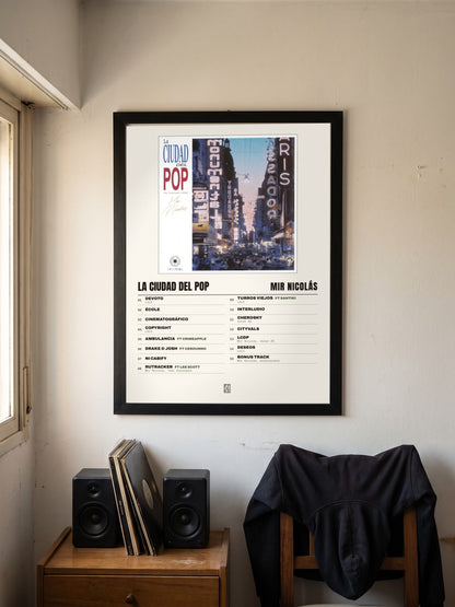 Póster de La Ciudad del Pop de Mir Nicolás enmarcado en una pared