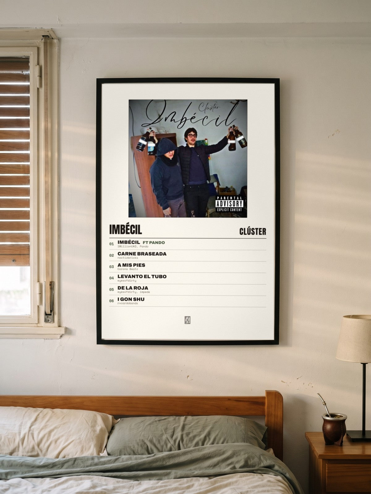 Póster de Imbécil de Clúster enmarcado en una pared