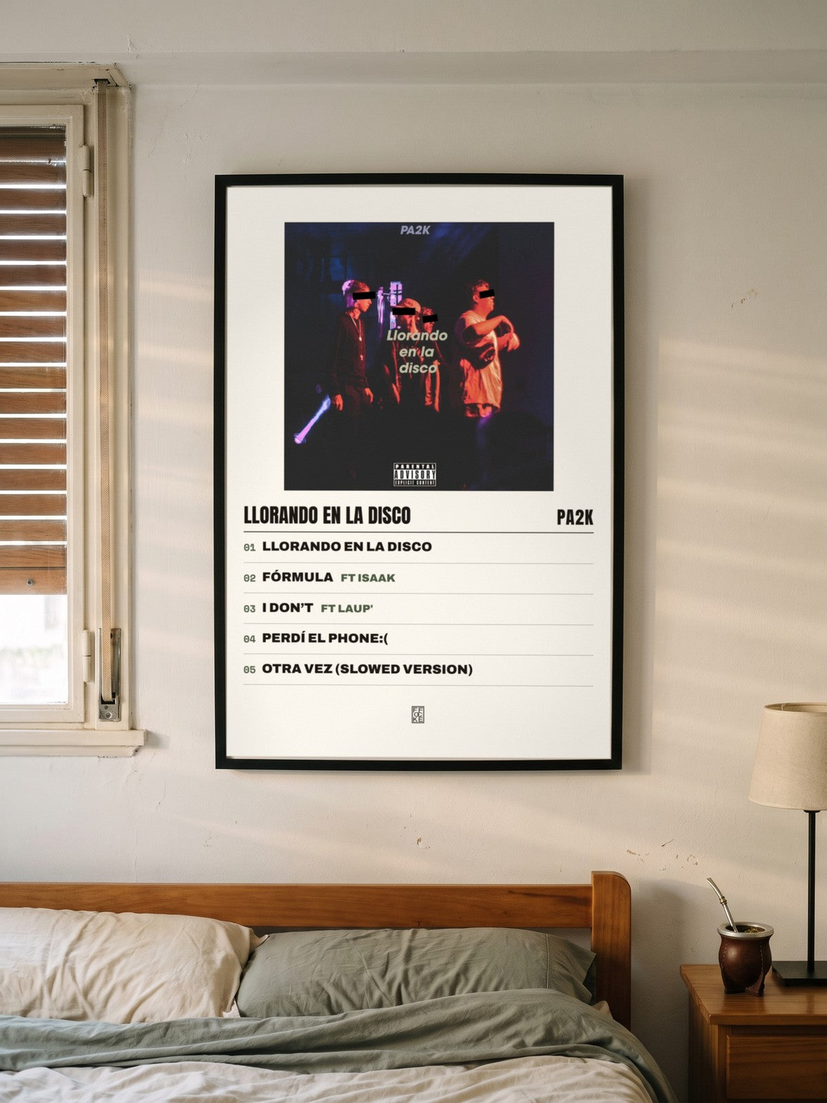 Póster de Llorando en la disco de Pa2k enmarcado en una pared