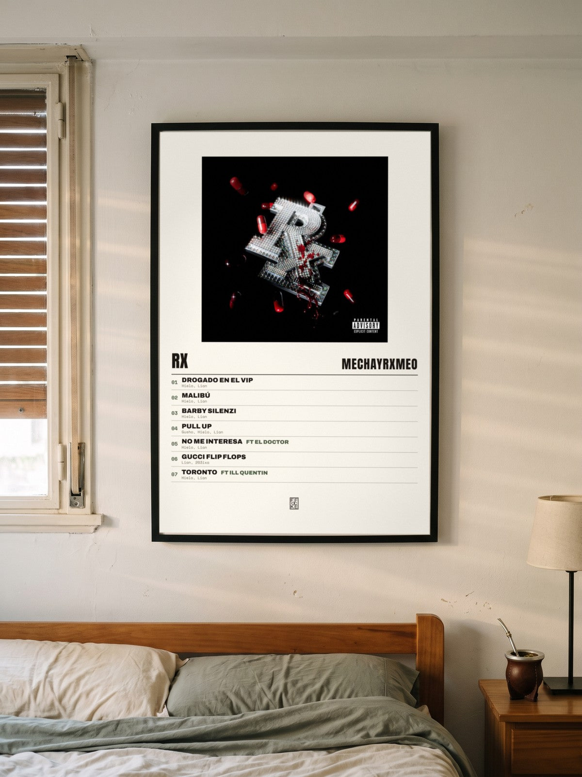 Póster de RX de MECHAYRXMEO enmarcado en una pared