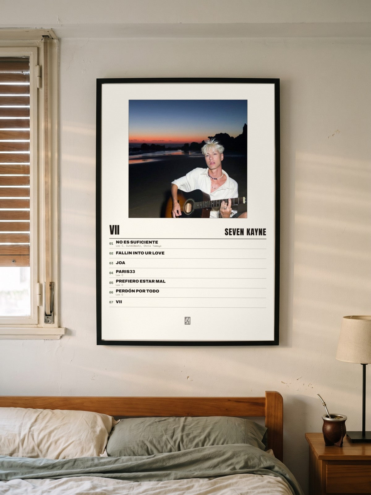 Póster de VII de Seven Kayne enmarcado en una pared