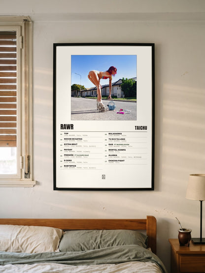 Póster de RAWR de TAICHU enmarcado en una pared