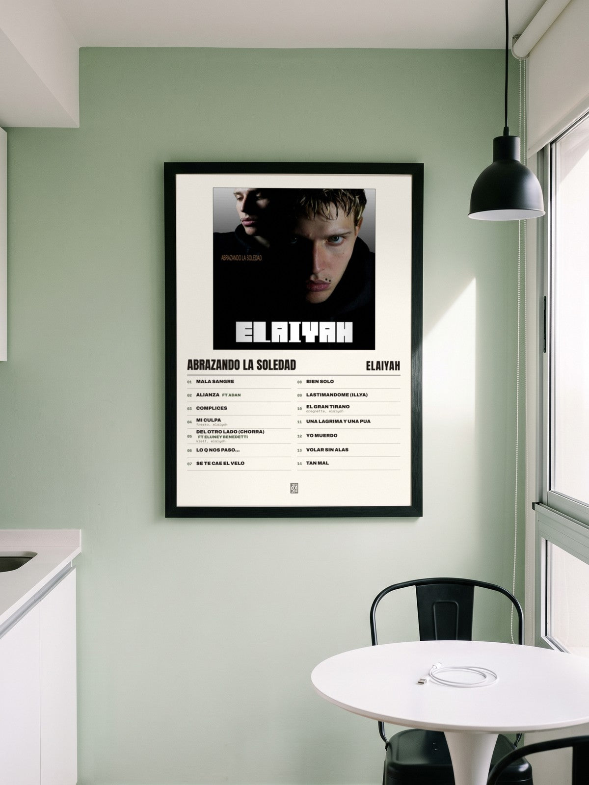 Póster de abrazando la soledad de elaiyah enmarcado en una pared