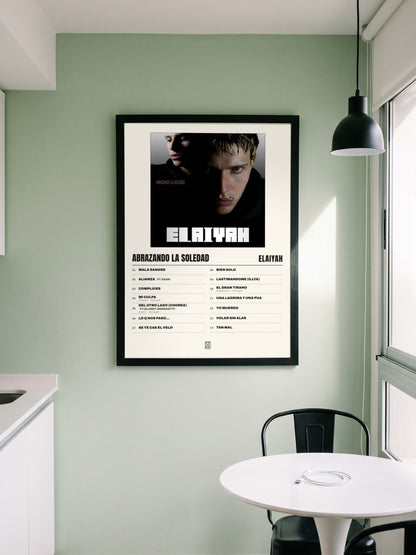 Póster de abrazando la soledad de elaiyah enmarcado en una pared