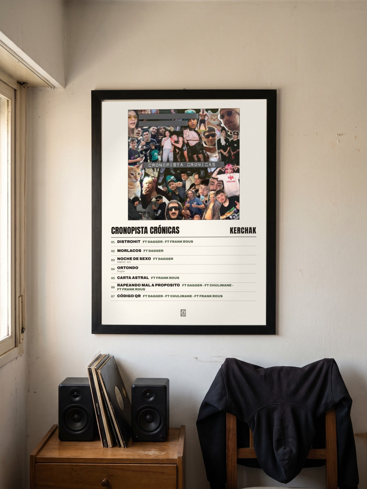 Póster de Cronopista Crónicas de KERCHAK enmarcado en una pared