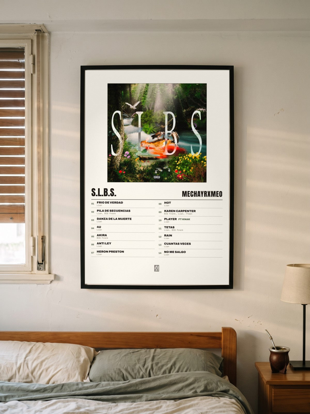 Póster de S.L.B.S. de MECHAYRXMEO enmarcado en una pared