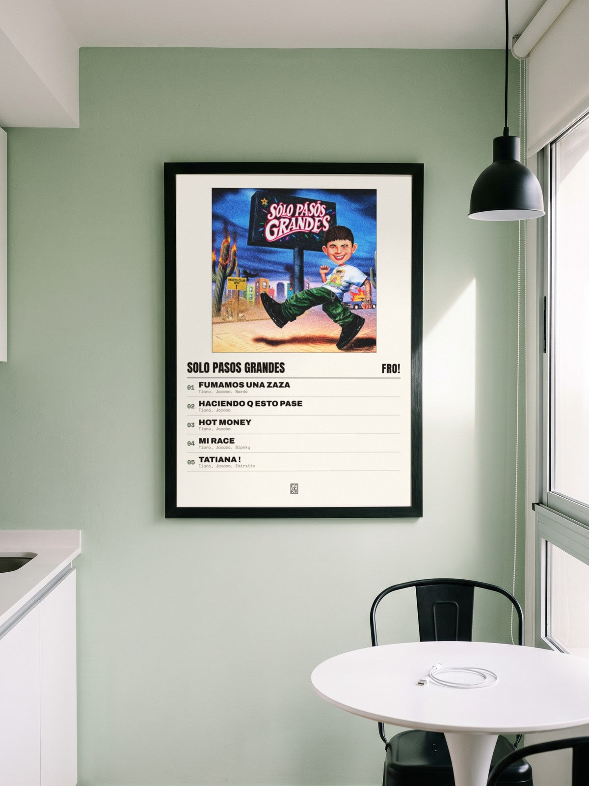 Póster de solo pasos GRANDES de FRO! enmarcado en una pared