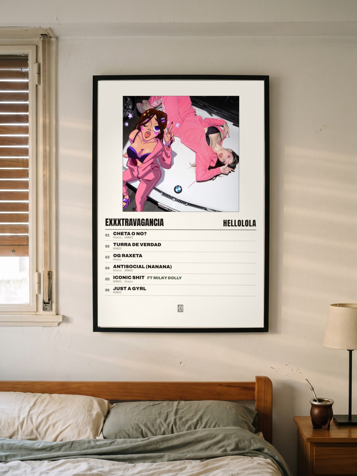Póster de Exxxtravagancia de HELLOLOLA enmarcado en una pared