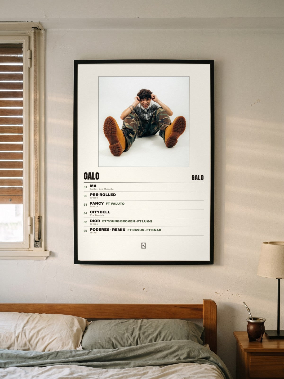 Póster de Galo de GALO enmarcado en una pared